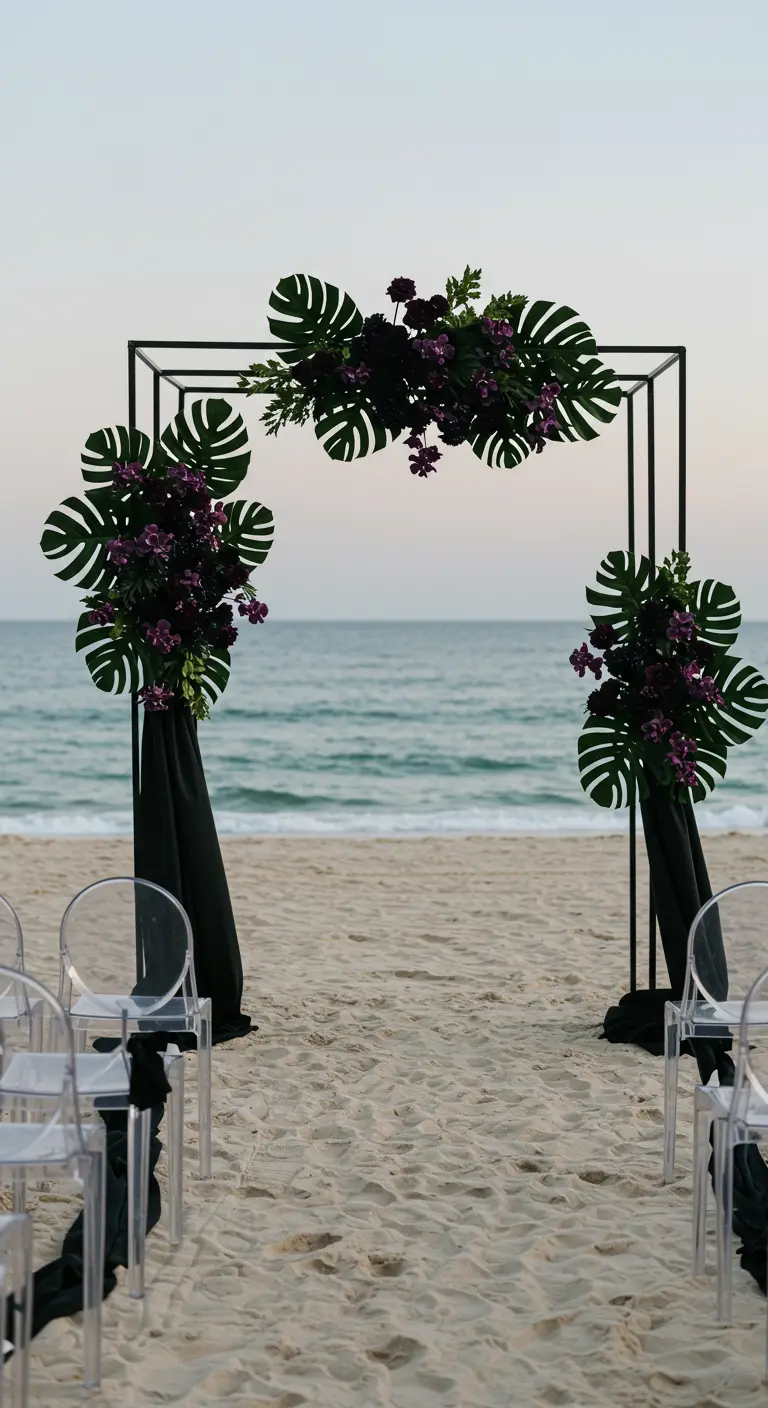 Arche carrée noire, fleurs pourpres foncées, monstera, drapés noirs, plage.