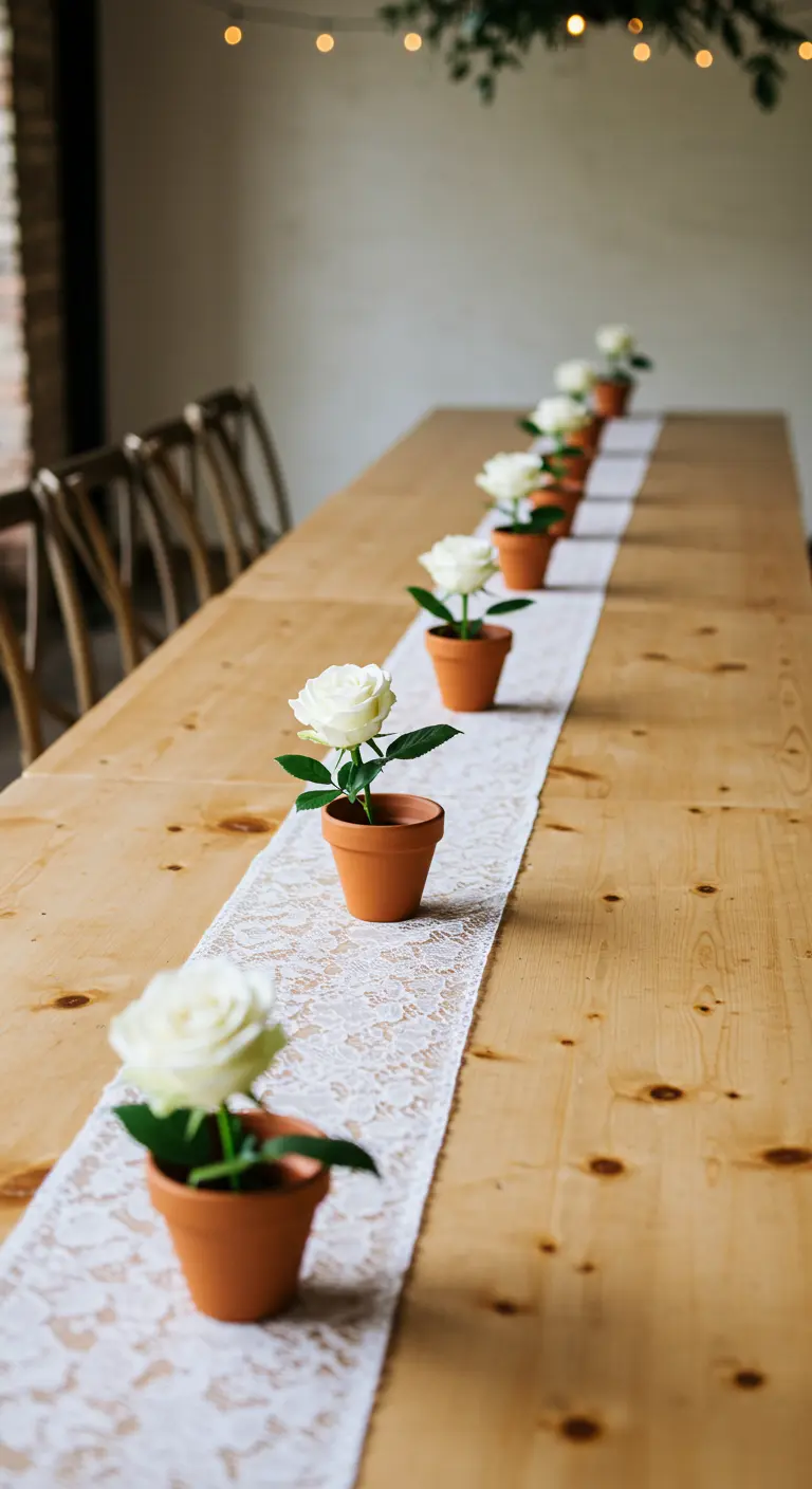 Ligne minimaliste de roses blanches uniques dans de petits pots en terre cuite.