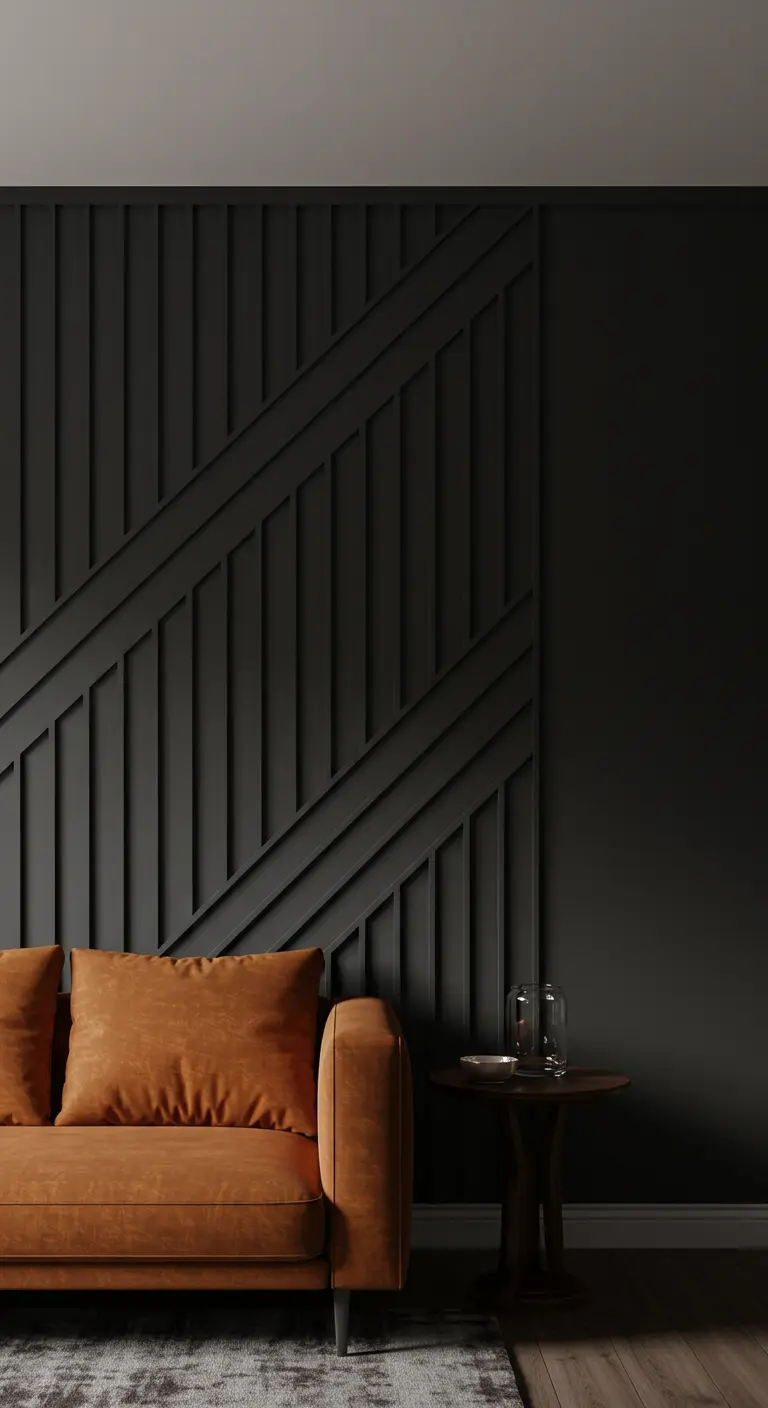 Mur noir mat avec un relief de tasseaux verticaux et diagonaux.