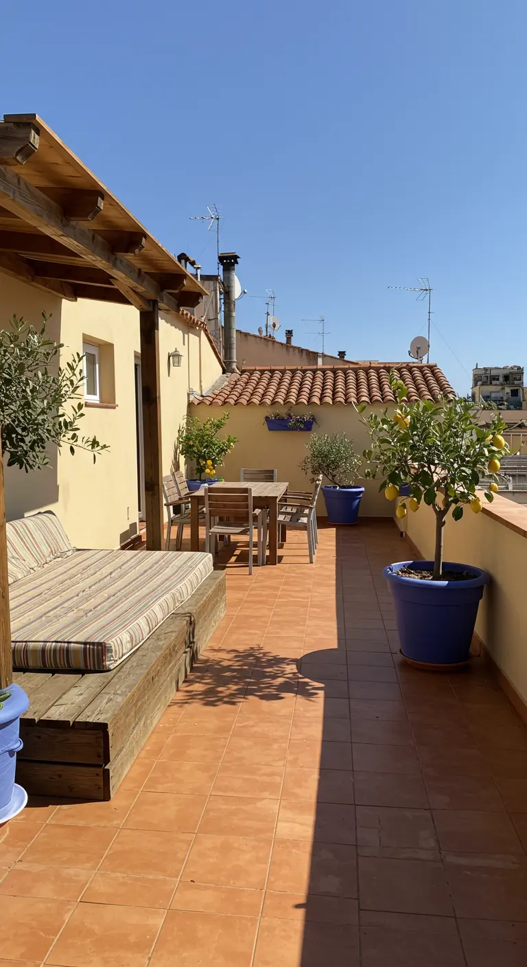Grande terrasse sur le toit avec un lit de repos en bois à matelas rayé.